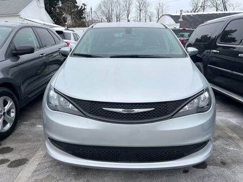 Used 2022 Chrysler Voyager LX image 2