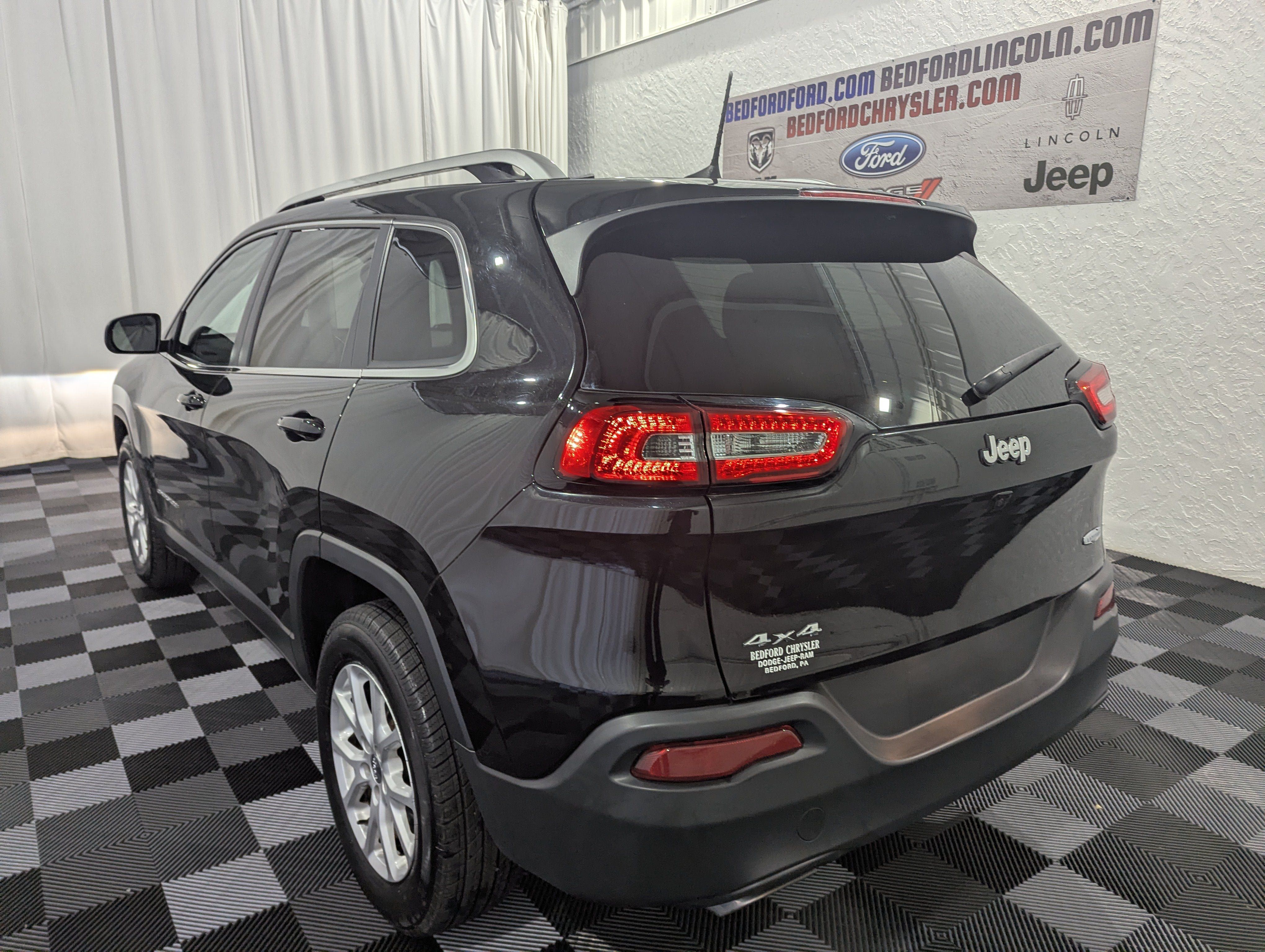 Used 2017 Jeep Cherokee Latitude w/ Cold Weather Group AWD/4WD image 10