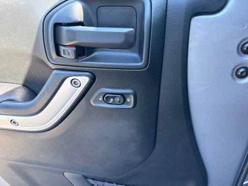 Used 2018 Jeep Wrangler Unlimited Sahara AWD/4WD image 14