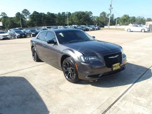 Used 2019 Chrysler 300 Touring w/ Sport Appearance Package RWD image 4