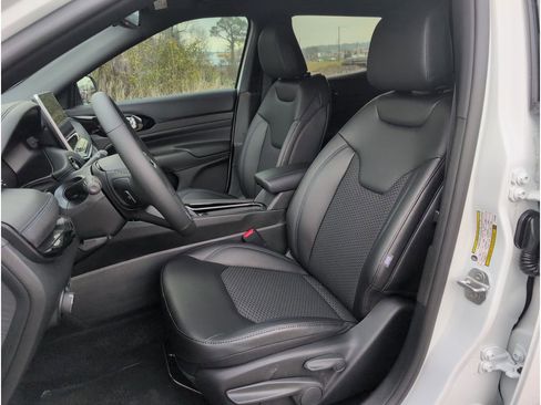 New 2026 Jeep Compass Latitude image 10