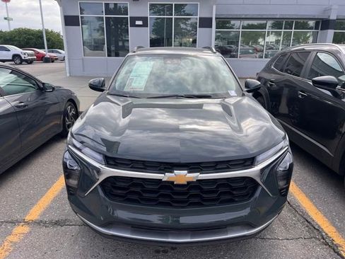 Used 2025 Chevrolet Trax LT FWD image 2