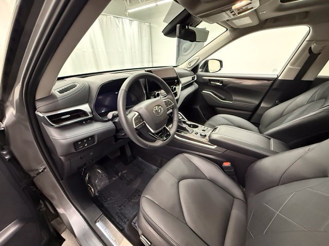 Used 2025 Toyota Highlander Platinum AWD/4WD image 13