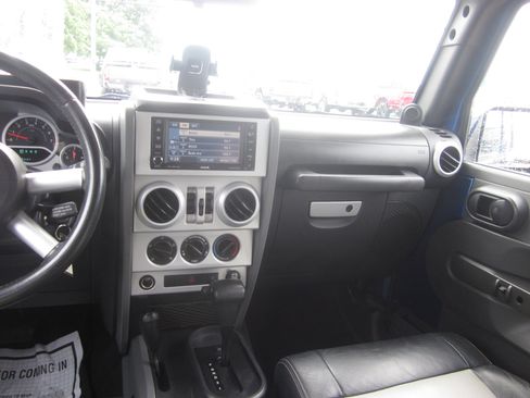 Used 2009 Jeep Wrangler Unlimited Sahara w/ Mopar Leather Group AWD/4WD image 12