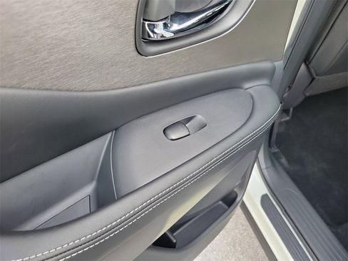 Certified 2024 Nissan Murano SV image 12