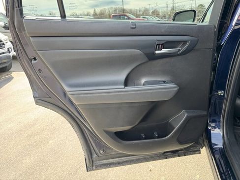 Used 2022 Toyota Highlander XLE image 24