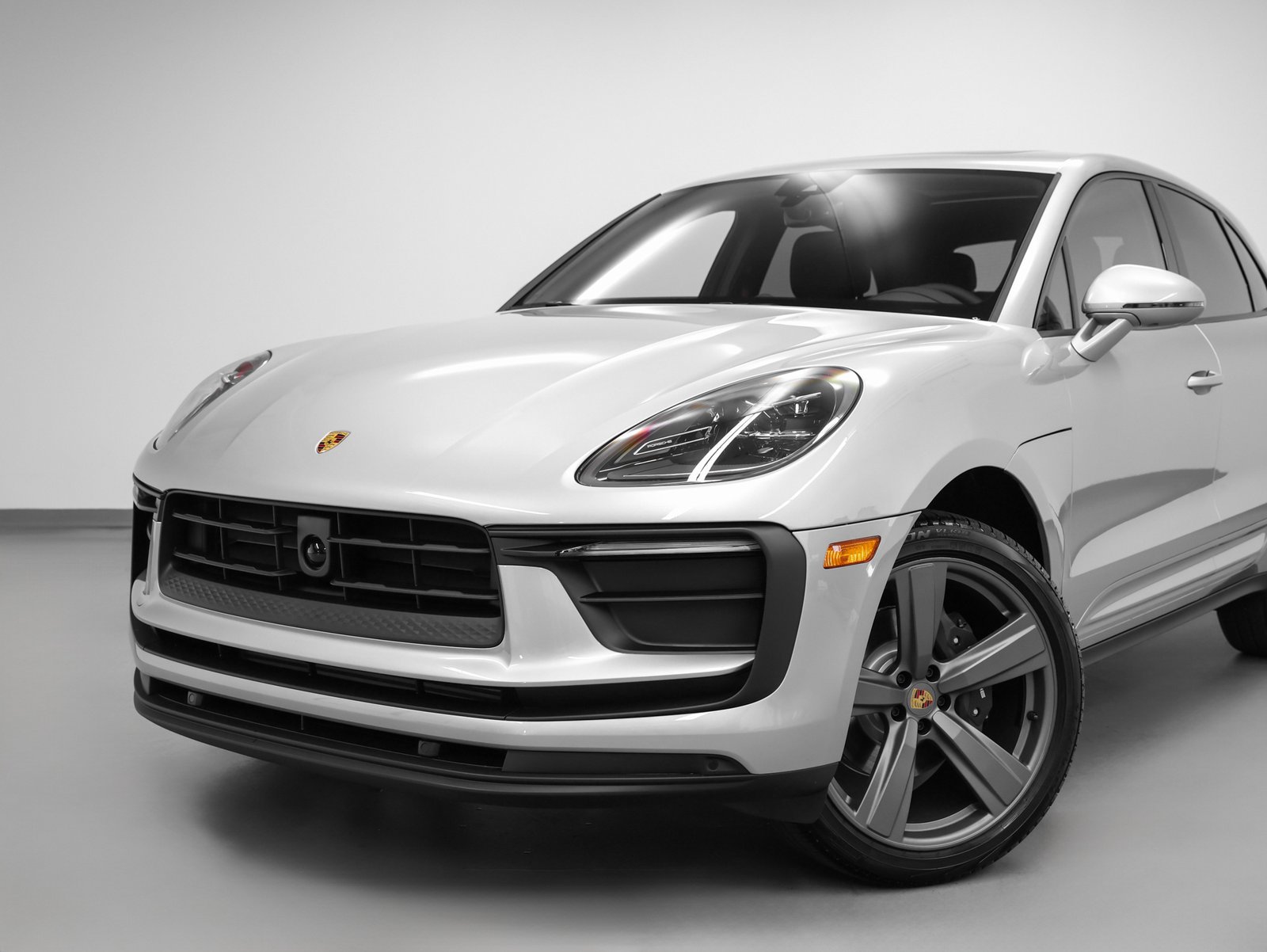 Certified 2025 Porsche Macan AWD/4WD image 7
