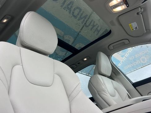 Used 2023 Volvo XC60 B5 Plus image 19