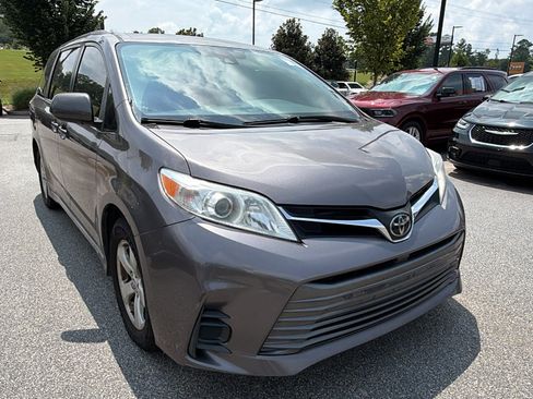 Used 2020 Toyota Sienna LE FWD image 5