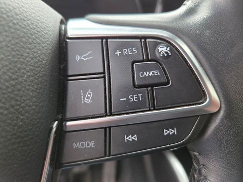 Used 2021 Toyota Highlander LE AWD/4WD image 16