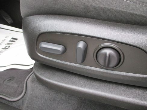 Used 2023 Chevrolet Traverse LT image 16