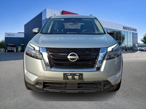 Used 2025 Nissan Pathfinder SV FWD image 2