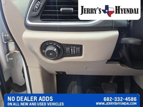 Used 2019 Chrysler Pacifica Limited FWD image 13