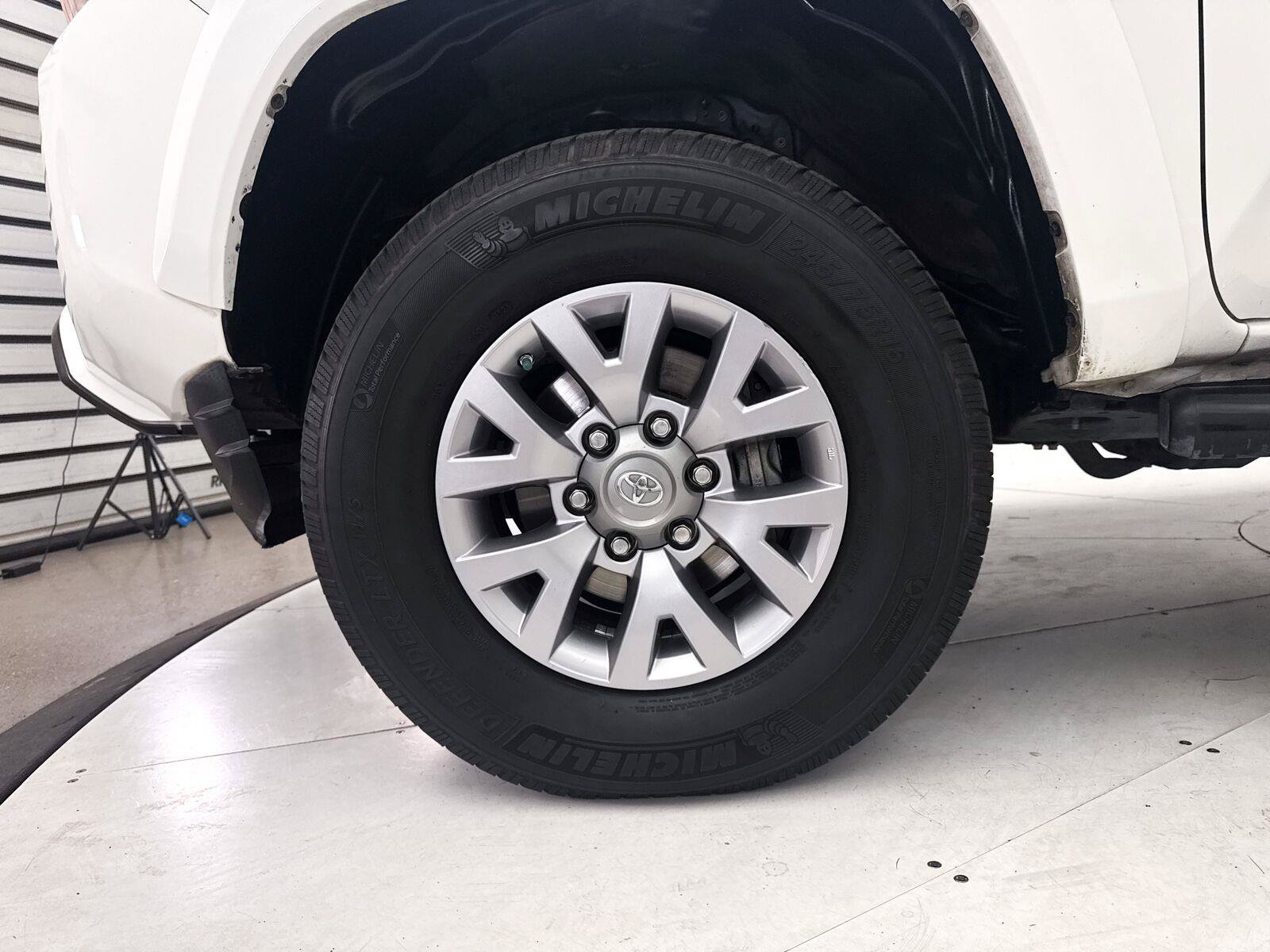 Used 2017 Toyota Tacoma SR5 w/ Exterior Package AWD/4WD image 4