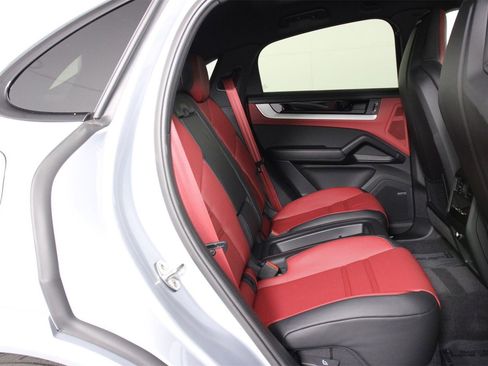 Used 2025 Porsche Cayenne S image 32