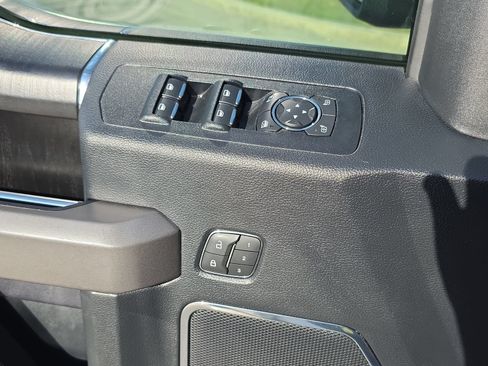Used 2019 Ford F150 Platinum w/ Equipment Group 701A Luxury AWD/4WD image 25