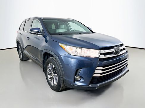 Used 2019 Toyota Highlander XLE AWD/4WD image 3