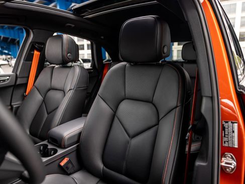 Certified 2025 Porsche Macan AWD/4WD image 5