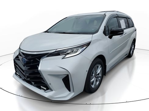 Used 2022 Toyota Sienna Limited image 3