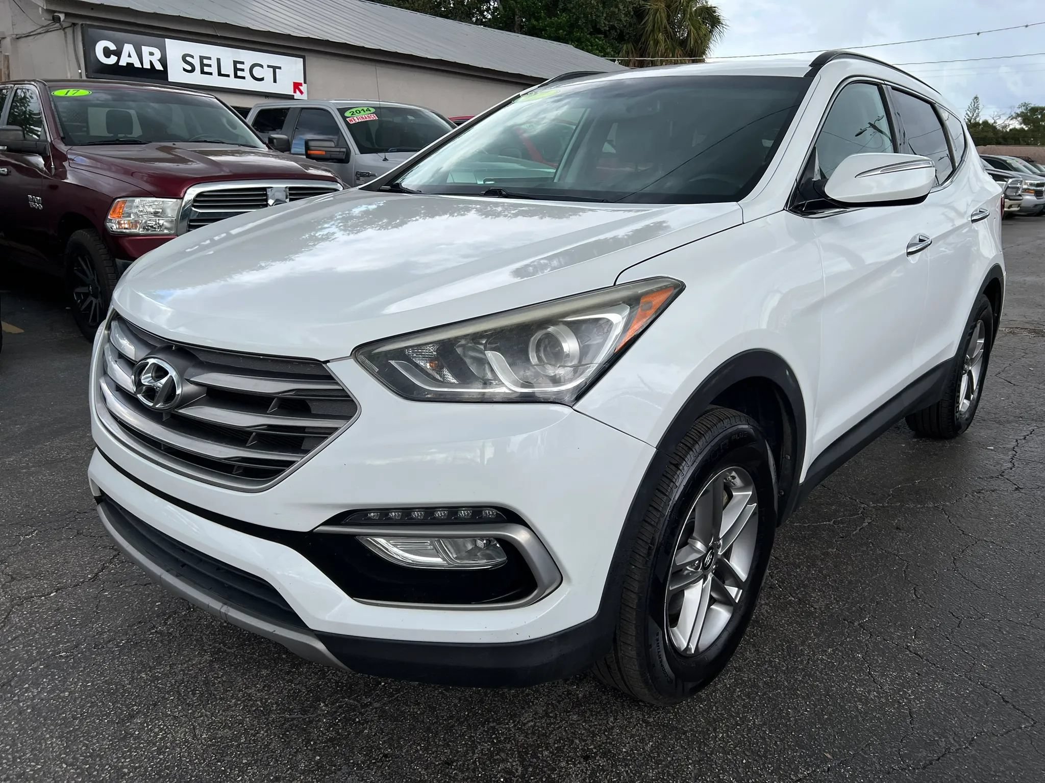 Used 2017 Hyundai Santa Fe Sport FWD image 2