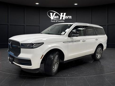 Used 2025 Lincoln Navigator Reserve AWD/4WD image 3