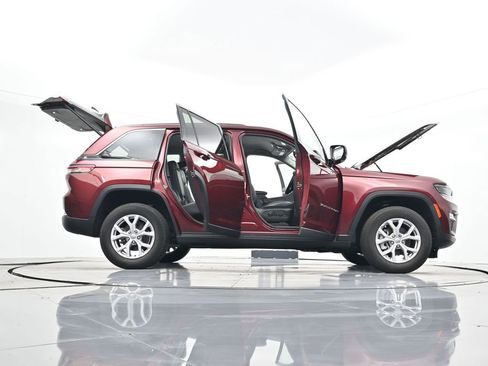 Used 2022 Jeep Grand Cherokee Limited image 47