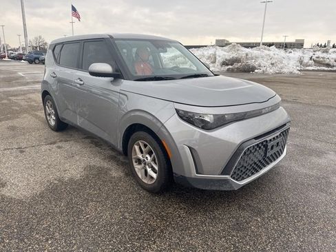 Used 2023 Kia Soul LX w/ LX Technology Package image 11