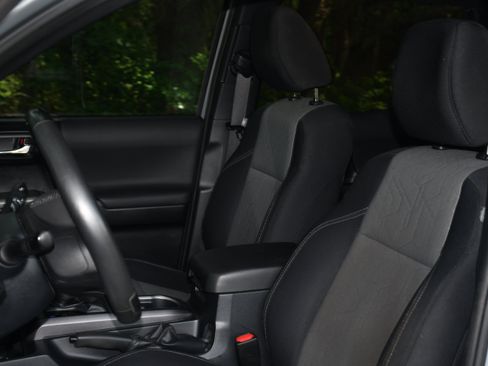 Used 2020 Toyota Tacoma TRD Sport AWD/4WD image 11