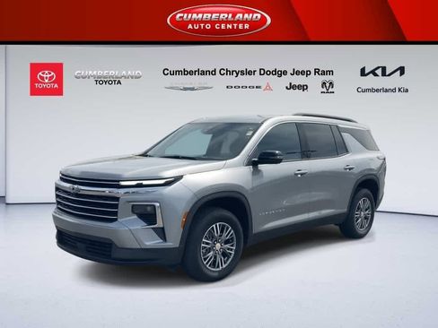 Used 2024 Chevrolet Traverse LT w/ Trailering Package image 4