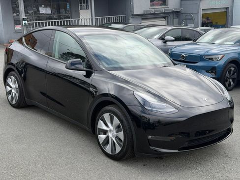 Used 2023 Tesla Model Y Long Range AWD/4WD image 3