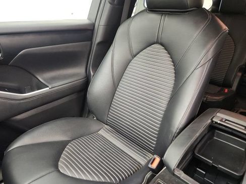 Used 2023 Toyota Highlander XSE FWD image 17