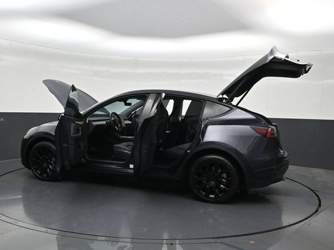 Used 2024 Tesla Model Y Long Range AWD/4WD image 37