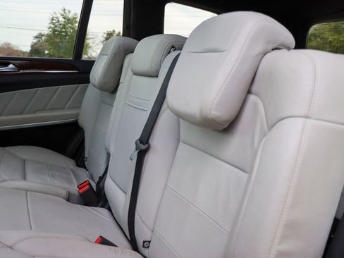 Used 2015 Mercedes-Benz GL 550 4MATIC image 32