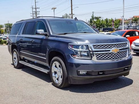Used 2019 Chevrolet Suburban LT w/ LT Signature Package image 3