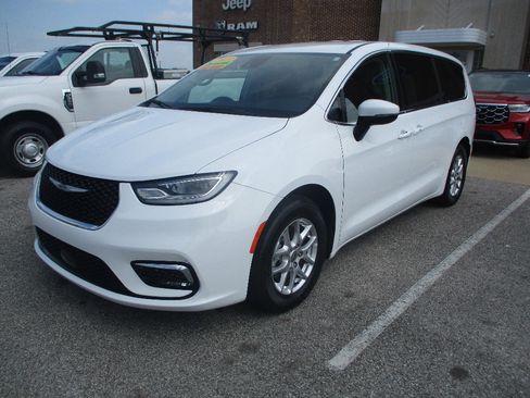 Used 2023 Chrysler Pacifica Touring-L FWD image 3