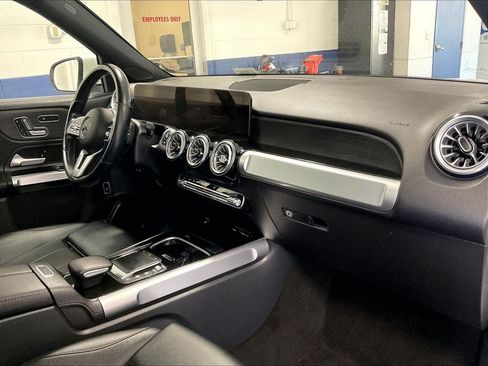 Used 2023 Mercedes-Benz GLB 250 4MATIC w/ Premium Package image 14