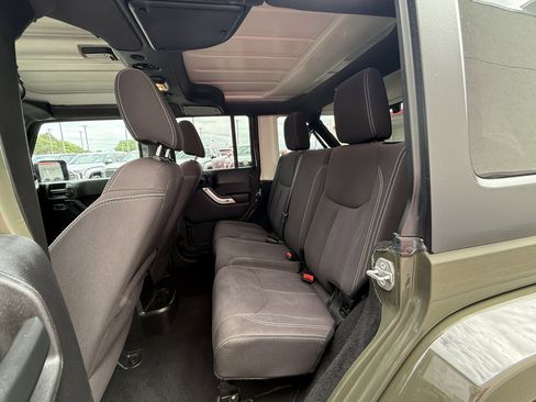 Used 2015 Jeep Wrangler Unlimited Sahara AWD/4WD image 6