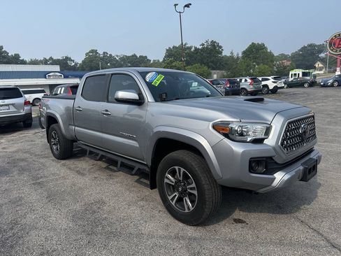Used 2018 Toyota Tacoma TRD Sport AWD/4WD image 4