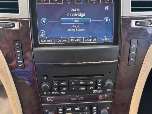 Used 2011 Cadillac Escalade Luxury AWD/4WD image 16
