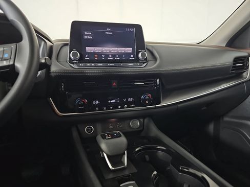 Used 2021 Nissan Rogue SV FWD image 19