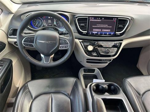 Used 2023 Chrysler Pacifica Touring-L image 9