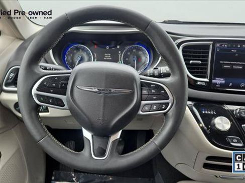 Certified 2024 Chrysler Pacifica Touring-L FWD image 11