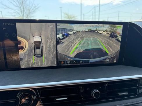 Used 2025 INFINITI QX80 Sensory image 4