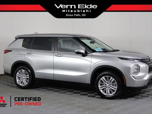 Used 2024 Mitsubishi Outlander ES image 1