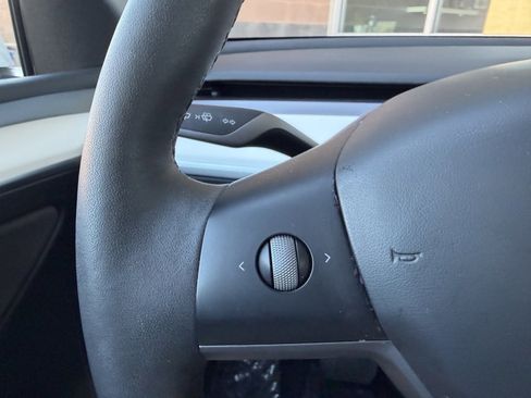 Used 2024 Tesla Model Y 2WD image 31