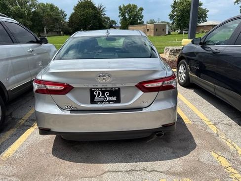Used 2019 Toyota Camry XLE FWD image 6