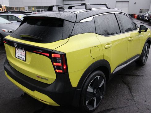 Used 2025 Nissan Kicks SR image 3