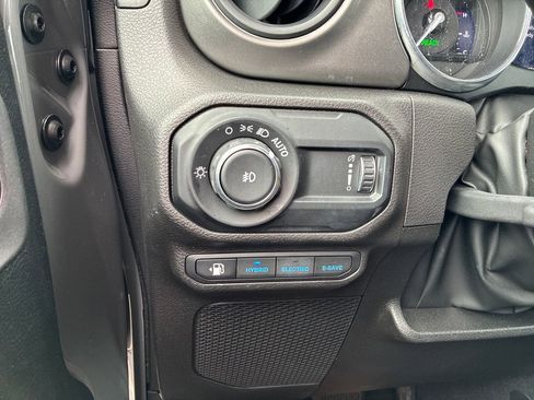 Used 2023 Jeep Wrangler Unlimited w/ Sun & Screen Package image 32