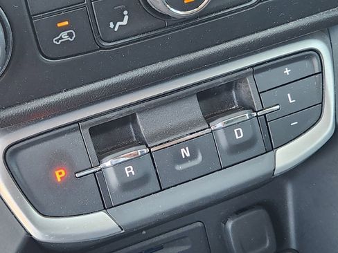 Used 2024 GMC Terrain SLT image 25