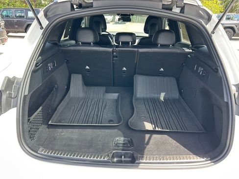 Used 2025 Mercedes-Benz GLC 300 4MATIC image 25